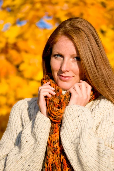 国の秋の夕日 - 赤髪の女性 — ストック写真