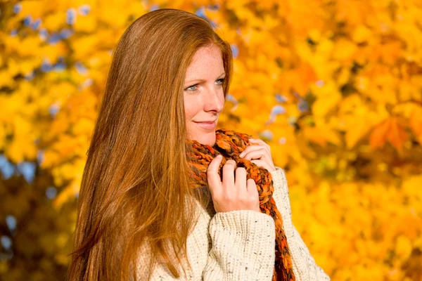 Coucher de soleil Automne pays - femme aux cheveux roux — Photo