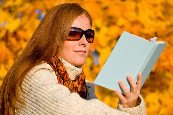 Осенний Закат Страна Рыжие Волосы Женщина Читать Книгу — стоковое фото