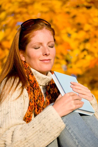 Podzimní západ slunce země - žena relaxační — Stock fotografie