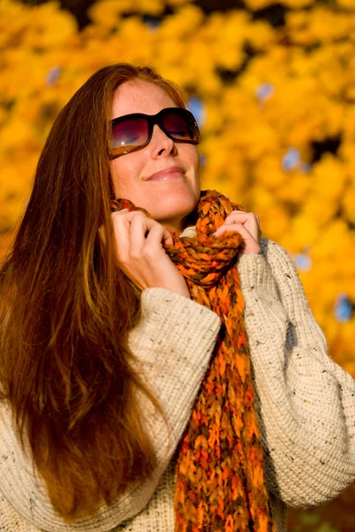 Podzimní Západ Slunce Země Portrét Ženy Dlouhé Červené Vlasy — Stock fotografie