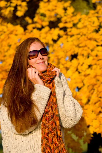 País de outono por do sol - mulher de cabelo vermelho — Fotografia de Stock