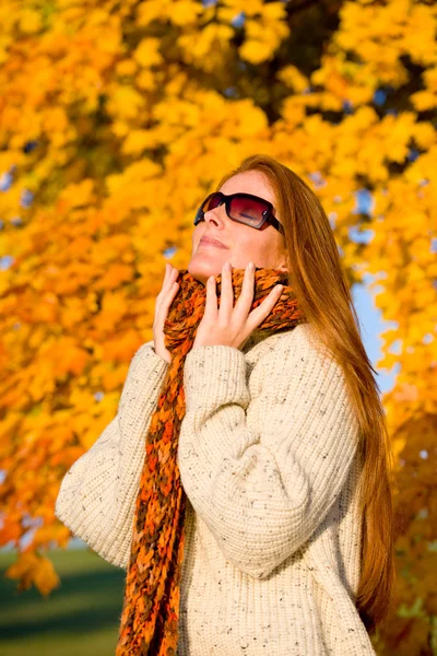Herbst Land Sonnenuntergang Porträt Von Langen Roten Haaren Frau — Stockfoto