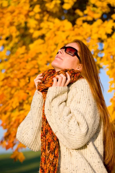 Herbst Land Sonnenuntergang - rote Haare Frau — Stockfoto