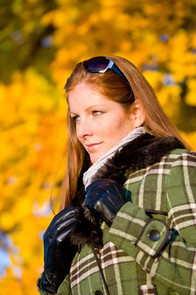 Осінній Парк Заходу Сонця Червоне Волосся Жінка Мода Природі — стокове фото