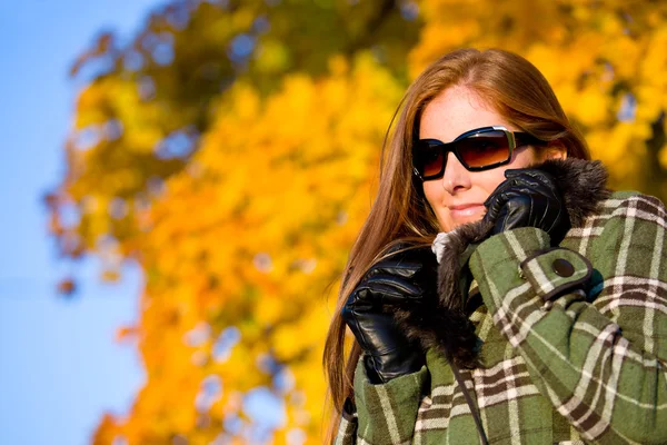 Осенний парк заката - женская мода — стоковое фото
