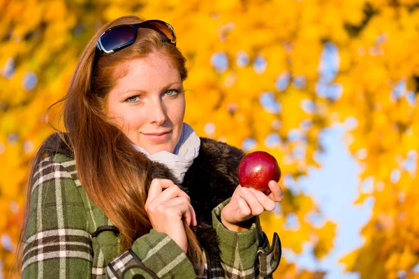 Höstens sunset park - rött hår kvinna mode — Stockfoto