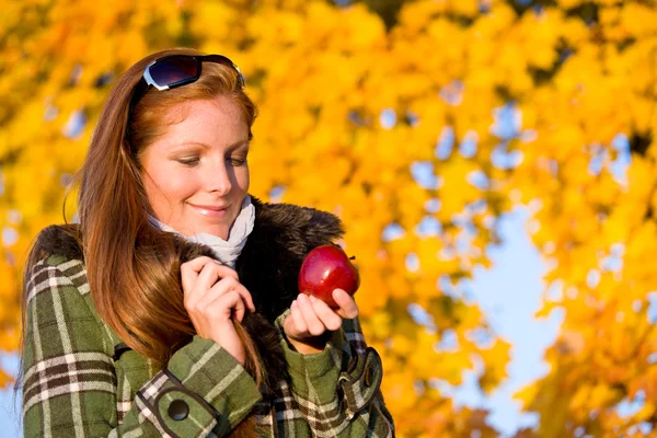 Höstens sunset park - rött hår kvinna mode — Stockfoto