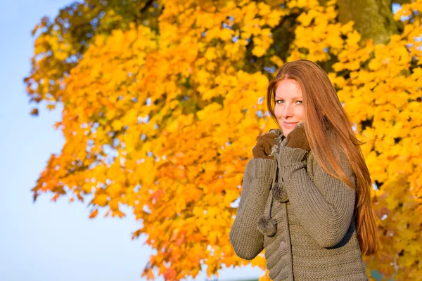 Outono pôr-do-sol parque - moda mulher cabelo vermelho — Fotografia de Stock
