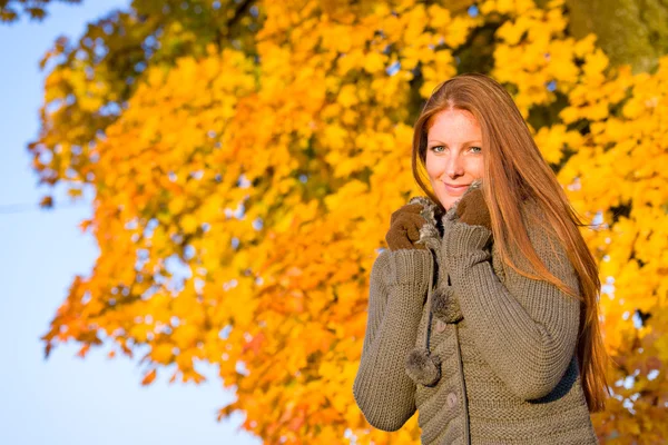 Jesienią zachód park - czerwone włosy kobieta moda — Zdjęcie stockowe