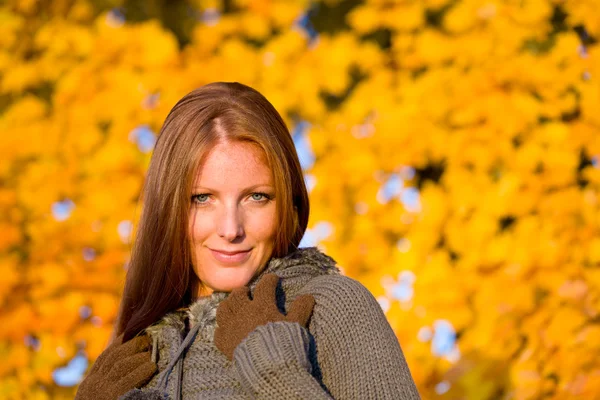 Podzimní Západ Park Červené Vlasy Žena Móda Přírodě — Stock fotografie
