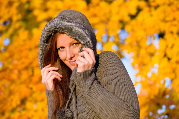 Осенний парк заката - женская мода — стоковое фото