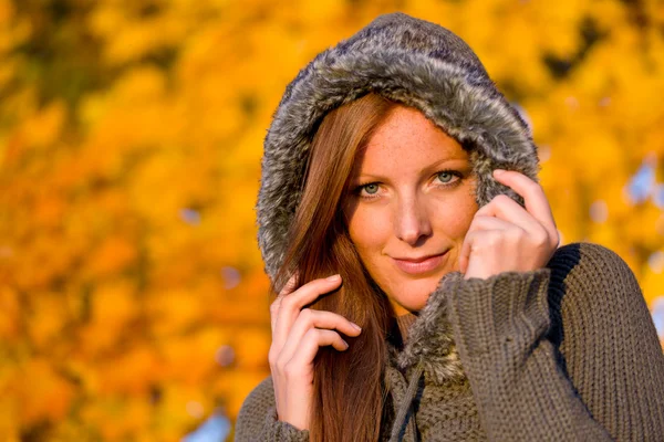 Outono pôr-do-sol parque - moda mulher cabelo vermelho — Fotografia de Stock