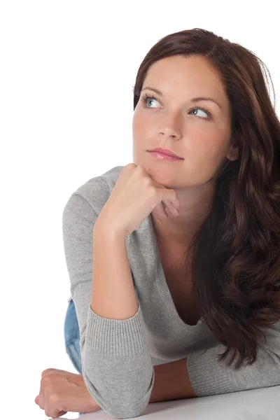 Długie Brązowe Włosy Kobieta Oglądając Się Białym Tle — Zdjęcie stockowe