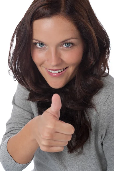 Счастливая молодая женщина показывает большие пальцы вверх — стоковое фото