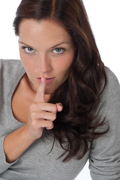 Schöne Frau Die Schweigen Ausdrückt Finger Auf Lippen Auf Weißem — Stockfoto