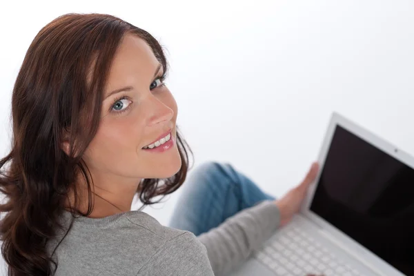 Όμορφα ευτυχισμένη γυναίκα με φορητό υπολογιστή — Φωτογραφία Αρχείου