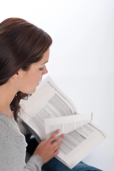 棕色头发的女人阅读本书 — 图库照片