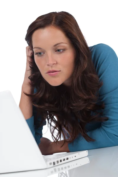 Gelukkige Vrouw Met Laptop Witte Achtergrond — Stockfoto