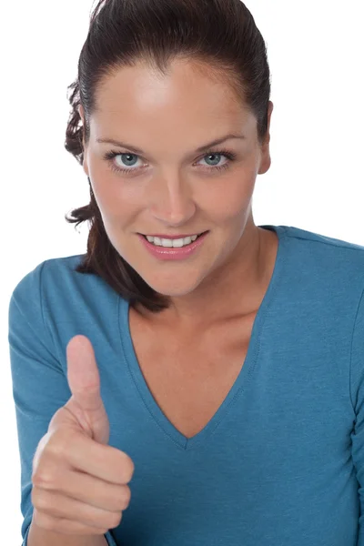 Молода жінка з коричневим волоссям показує великі пальці вгору — стокове фото