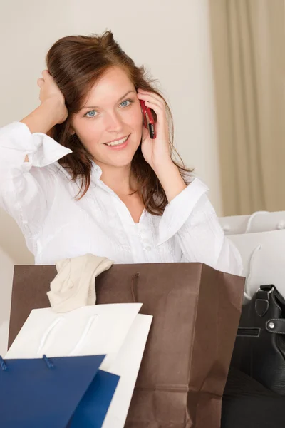 Kvinna på telefon - hem från shopping — Stockfoto
