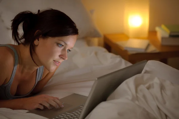 Noite Quarto Mulher Com Computador Portátil Deitado Cama — Fotografia de Stock