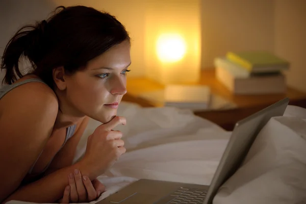 Yatak odası akşam - laptop ile kadın — Stok fotoğraf