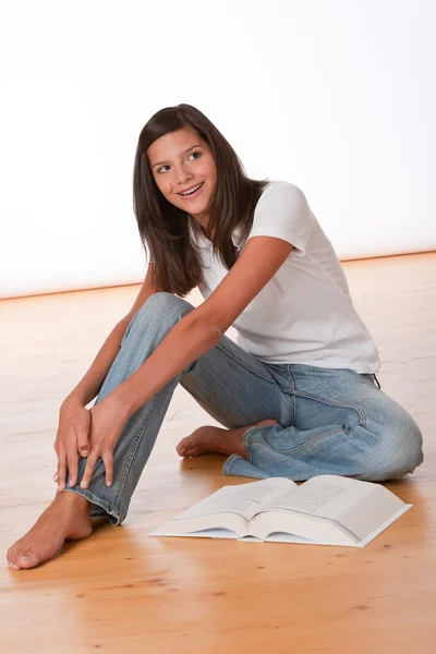 Glücklicher Teenager Sitzt Mit Buch Auf Holzboden — Stockfoto