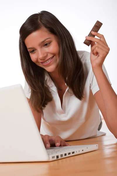 Adolescente Feliz Com Laptop Segurando Barra Chocolate Chão Madeira — Fotografia de Stock