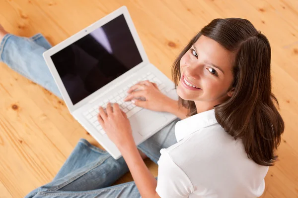 Giovane adolescente donna con computer portatile seduto — Foto Stock