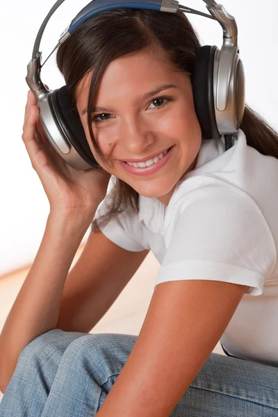 Uśmiechający Się Nastolatek Słuchawki Słuchać Muzyki Zabawy — Zdjęcie stockowe