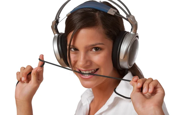 Uśmiechający się nastolatek z słuchawki słuchać muzyki — Zdjęcie stockowe