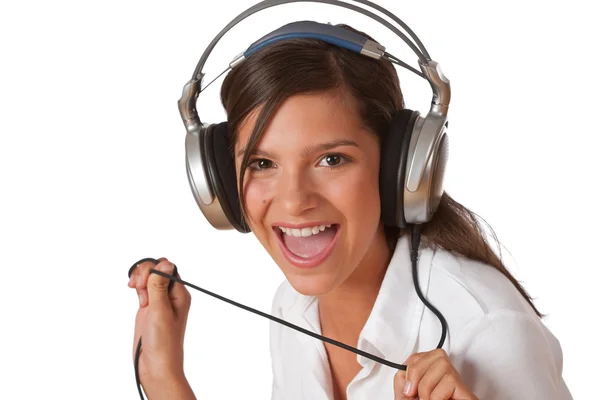 Lachende tiener met koptelefoon luisteren naar muziek — Stockfoto
