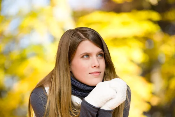 Herfst park - fashion model vrouw — Stockfoto