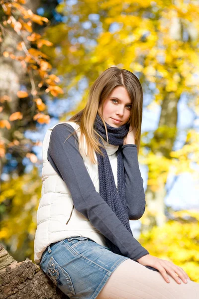 Parque de outono - mulher modelo de moda — Fotografia de Stock