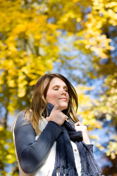 Herfst park - fashion model vrouw — Stockfoto