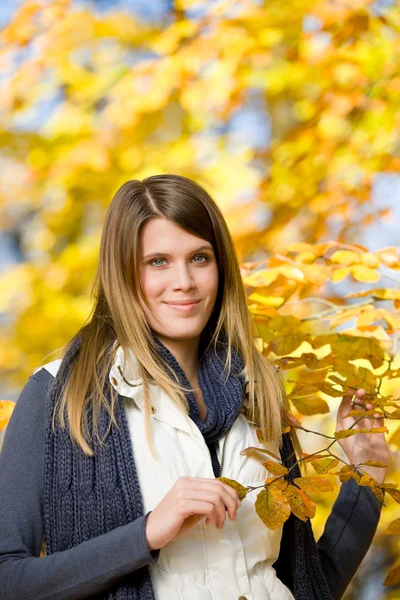 Herfst park - fashion model vrouw — Stockfoto