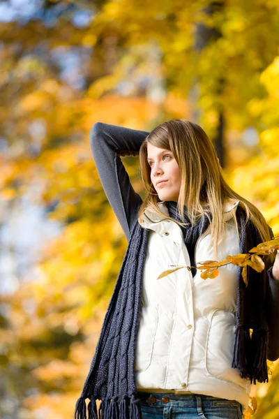秋の公園 晴れた日にファッションのモデルの女性 — ストック写真