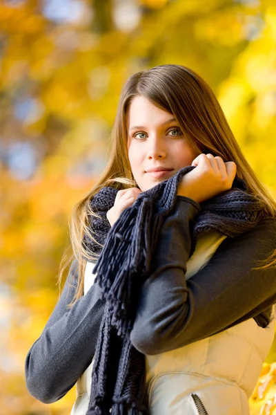 Herbstpark - fashion model woman — Stockfoto