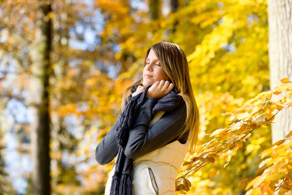 Осенний Парк Модель Женщины Солнечный День — стоковое фото