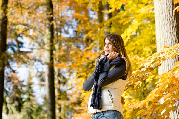 秋の公園 - ファッション モデルの女性をリラックスします。 — ストック写真
