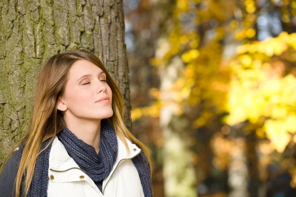 Осенний парк - модельная женщина расслабиться — стоковое фото