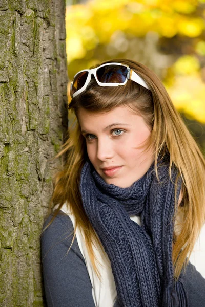 Herbstpark - modefrau mit sonnenbrille — Stockfoto