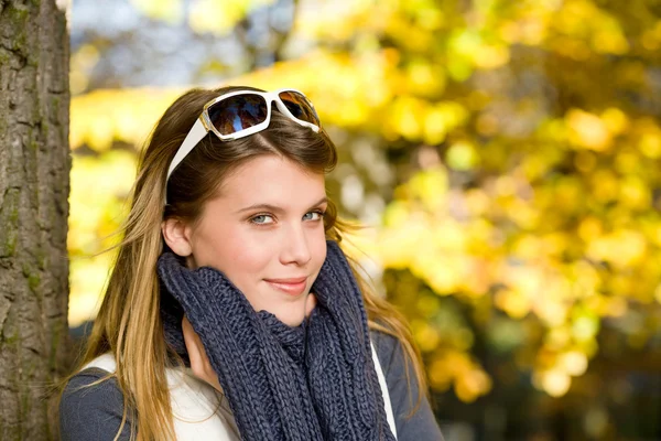 Осенний парк - модная женщина в солнечных очках — стоковое фото