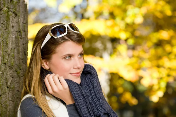 秋天公园 戴墨镜的阳光灿烂的日子的时尚女子 — 图库照片