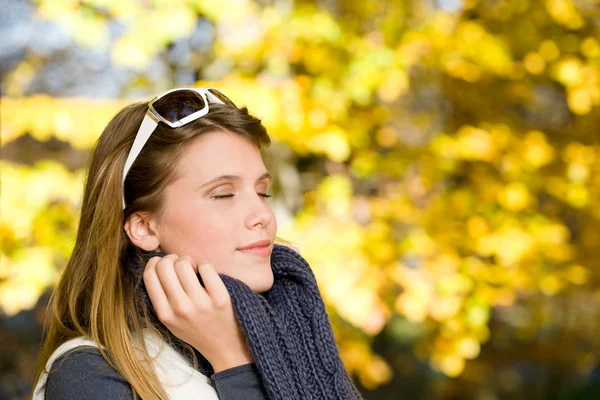 秋天公园 戴墨镜的阳光灿烂的日子的时尚女子 — 图库照片