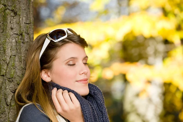 Parque Outono Mulher Moda Com Óculos Sol Dia Ensolarado — Fotografia de Stock