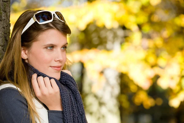 Höst park - mode kvinna med solglasögon — Stockfoto