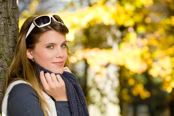 秋の公園 晴れた日にサングラスのファッション女性 — ストック写真