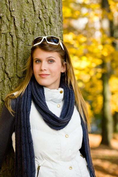 Herbstpark Modefrau Mit Sonnenbrille Sonnigem Tag — Stockfoto